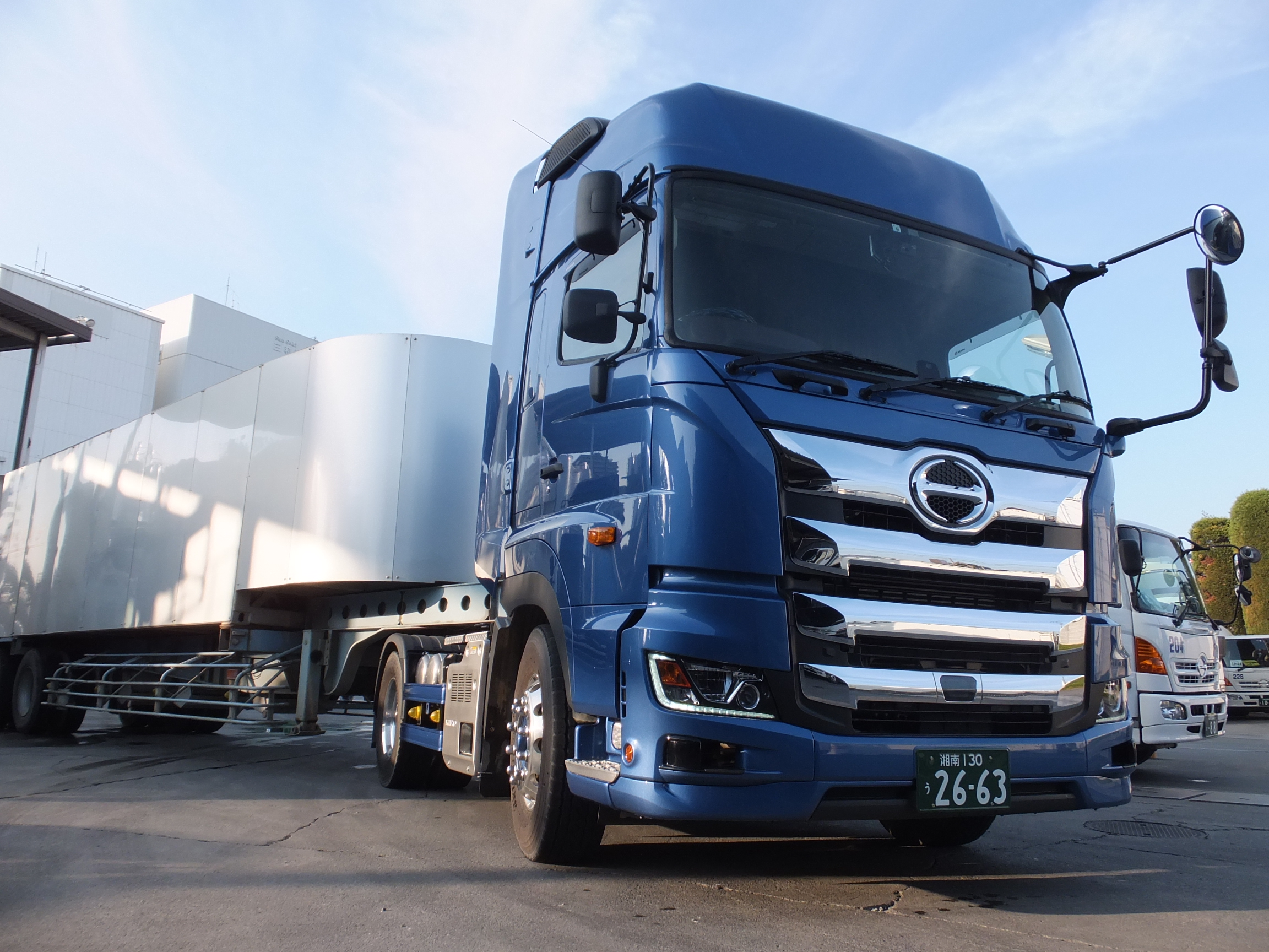 トラクターヘッドの新車入りました! | 三和石産株式会社